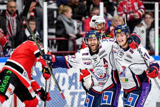 Linköpings Sebastian Karlsson och Henrik Törnqvist jublar