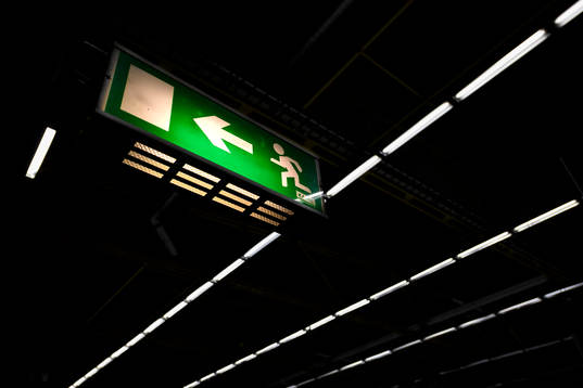 En generell bild på en nödutgångs skylt