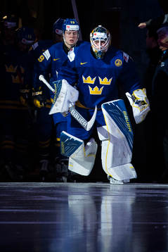 Sveriges Alexander Nylander och målvakt Felix Sandström