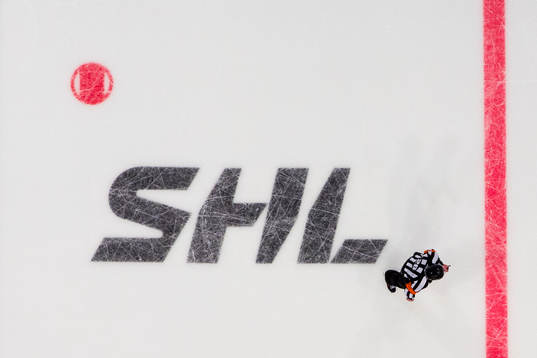 Domare Aleksi Rantala på isen