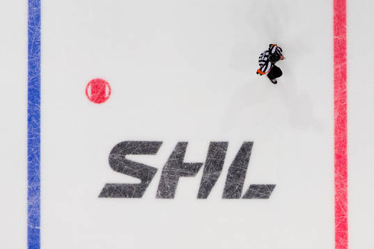 Domare Aleksi Rantala på isen