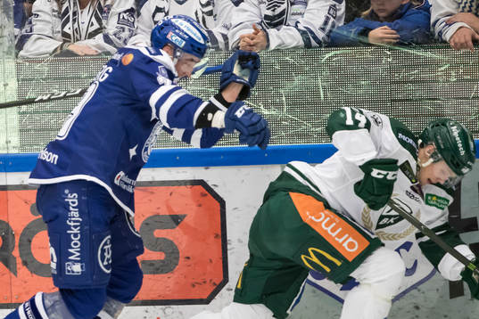 Leksands Tobias Forsberg jagar Färjestads Lukas Enqvist  i