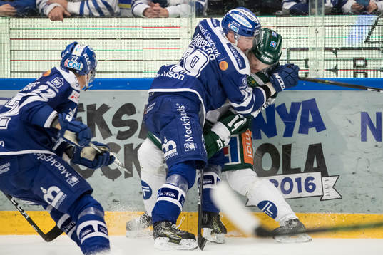 Leksands Tobias Forsberg tacklar Färjestads Lukas Enqvist
