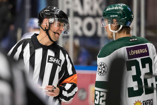 Domare Sören Persson och Färjestads Magnus Nygren  i
