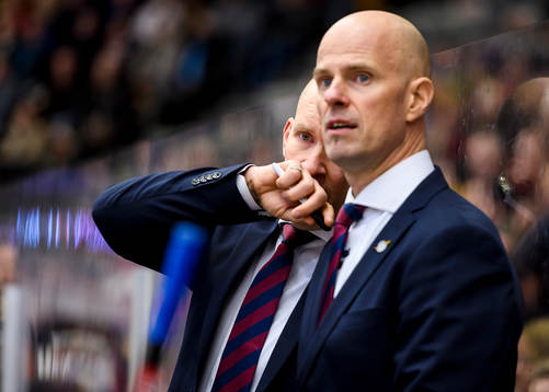 Luleås huvudtränare Stefan Nilsson pratar med