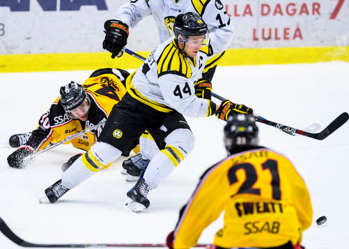 Brynäs Jacob Blomqvist med pucken samtidigt som Luleås
