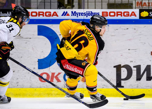 Luleås Einar Emanuelsson med pucken