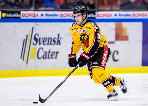 Luleås Einar Emanuelsson med pucken