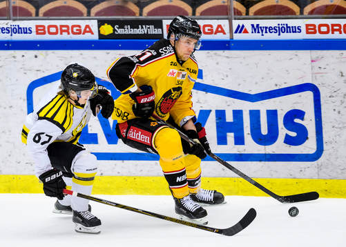 Luleås Ilari Melart jagas av Brynäs Samuel Asklöf