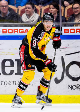 Luleås Johan Forsberg med pucken