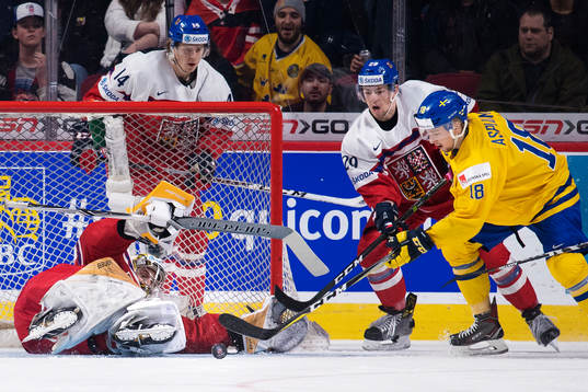 Tjeckiens målvakt Daniel Vladar, Filip Chlapik och Filip