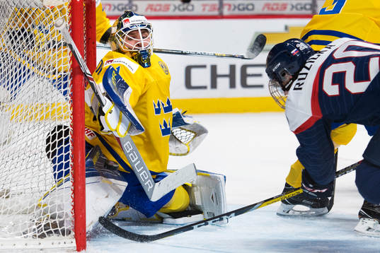 Sveriges målvakt Felix Sandström räddar ett skott från