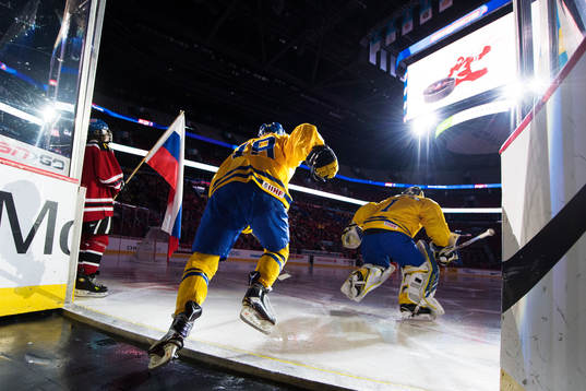 Sveriges Alexander Nylander och målvakt Felix Sandström
