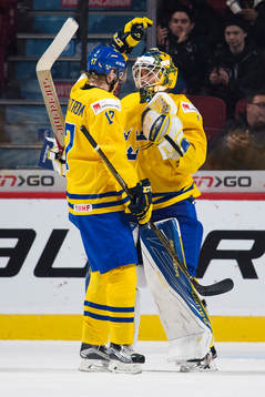 Sveriges Fredrik Karlström och målvakt Felix Sandström