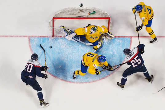 Slovakiens Adam Ruzicka oroar framför Sveriges målvakt