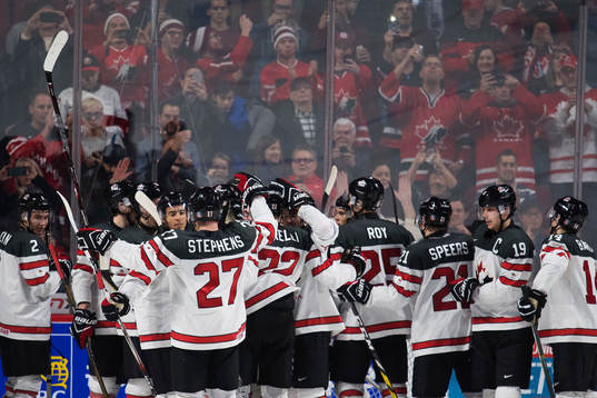 Kanadas spelare jublar