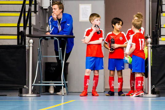 Spelare väntar på att få komma in till match