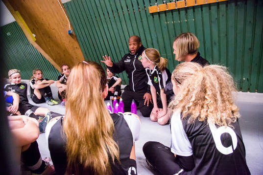 Glumslöv FFs ungdomstränare instruerar spelare
