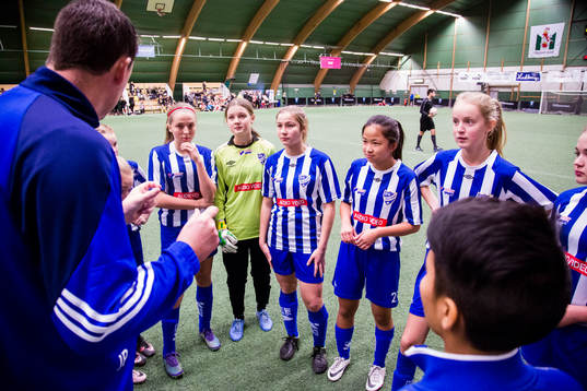 Spelare i IFK Trelleborg lyssnar på sin ledare