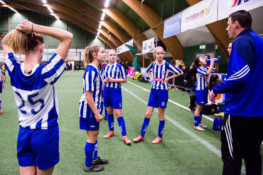 Spelare i IFK Trelleborg lyssnar på sin ledare