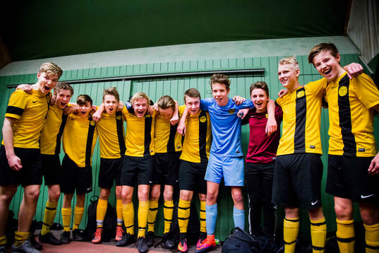 Västra Ingelstads IS pojkar 14 lag jublar efter vinsten i semifinalen mellan Västra Ingelstads IS och Kyrkheddinge IF