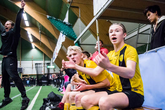 Spelare och ledare i Västra Ingelstads IS jublar