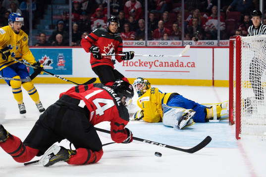 Sveriges målvakt Felix Sandström ser Kanadas Matt Barzal