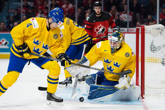 Sveriges Jacob Larsson och målvakt Felix Sandström