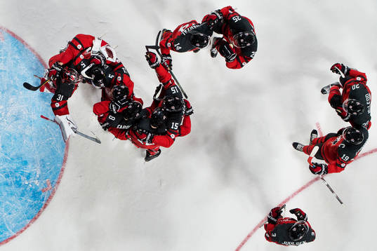 Kanadas spelare jublar