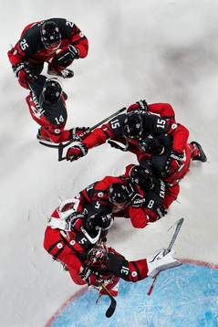 Kanadas spelare jublar