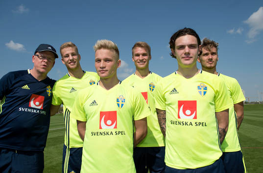 Sveriges och Norrköpings Filip Dagerstål, Niklas Bärkroth, Sebastian Andersson, David Moberg-Karlsson och Linus Wahlqvist samt förbundskapten Janne Andersson på ett hörn,