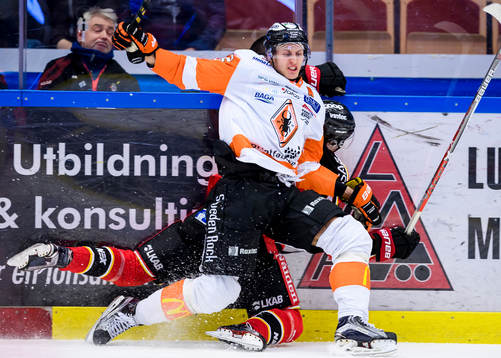 Karlskronas Alexander Bergström tacklar Luleås Anton