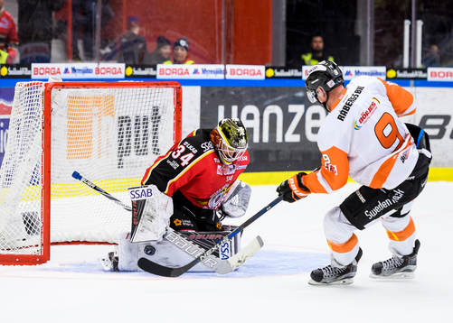 Luleås målvakt Joel Lassinatti räddar straffen från