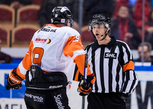 Karlskronas Morten Madsen diskuterar med domare Mikael