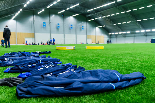 Spelarnas träningskläder ligger på konstgräset