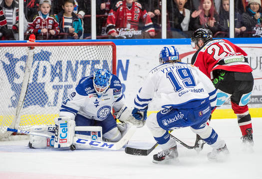 Malmö Redhawks Erik Forssell mot Leksands målvakt Atte