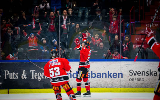 Örebros Daniel Viksten gör 1-0 och jublar med Bobbo