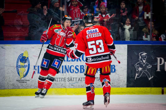 Örebros Daniel Viksten gör 1-0 och jublar med Bobbo