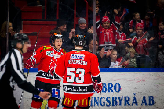 Örebros Daniel Viksten gör 1-0 och jublar med Bobbo