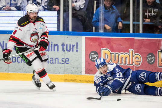 Leksands Sondre Olden faller och Malmö Redhawks Stefan