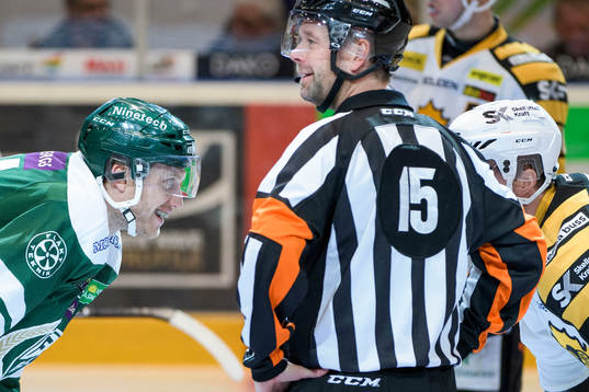 Färjestads Johan Ryno pratar med Skellefteås Pontus