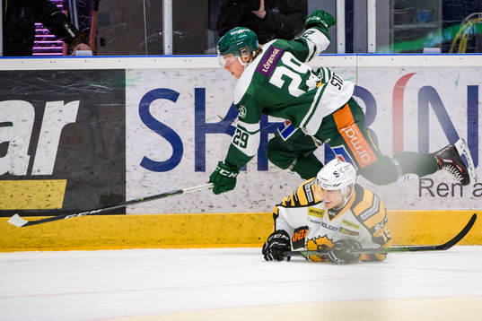 Färjestads Oskar Steen och Skellefteås Kyle Cumiskey