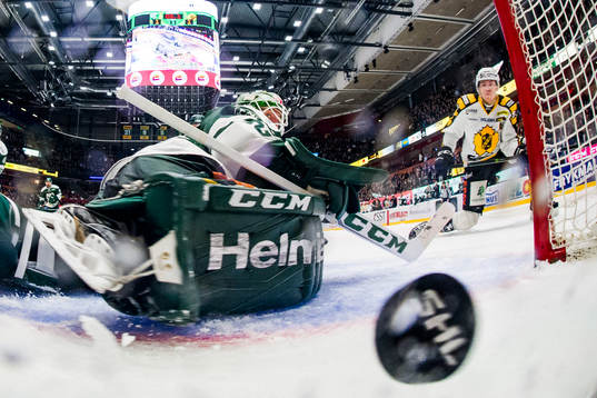 Skellefteås Pär Lindholm (t h) gör avgörande 1-2 bakom