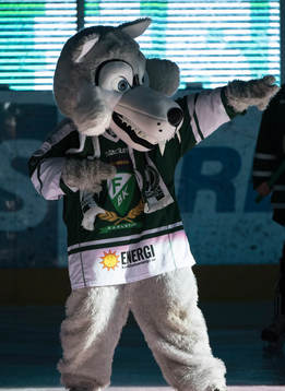 Färjestads maskot Ture Varg innan ishockeymatchen i SHL