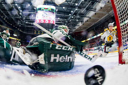 Skellefteås Pär Lindholm (t h) gör avgörande 1-2 bakom