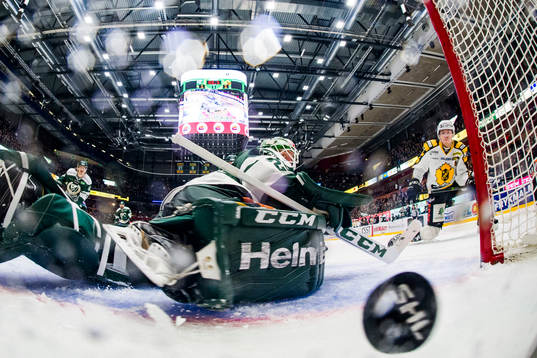 Skellefteås Pär Lindholm (t h) gör avgörande 1-2 bakom