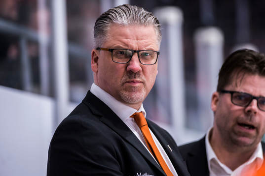 Karlskronas tränare Per Hånberg tittar allvarligt