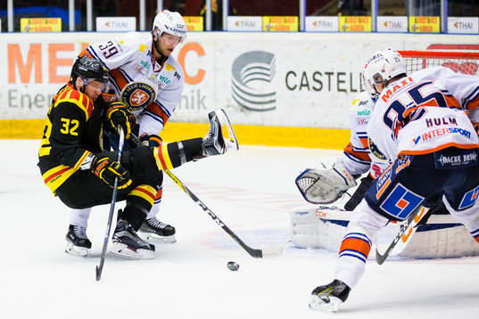 Brynäs Nick Johnson i kamp om pucken med Växjös Calle