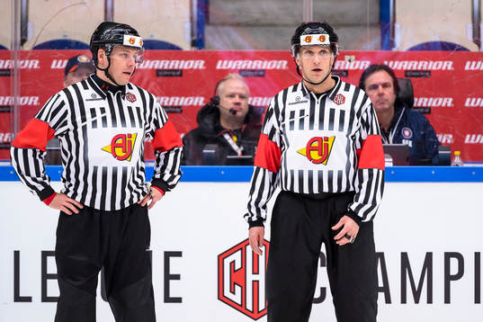 Domare Daniel Piechaczek och Gordon Schukies