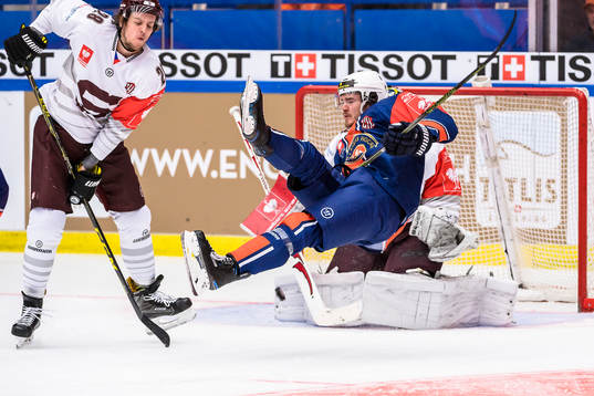 Växjös Dennis Everberg faller framför Sparta Prags mål